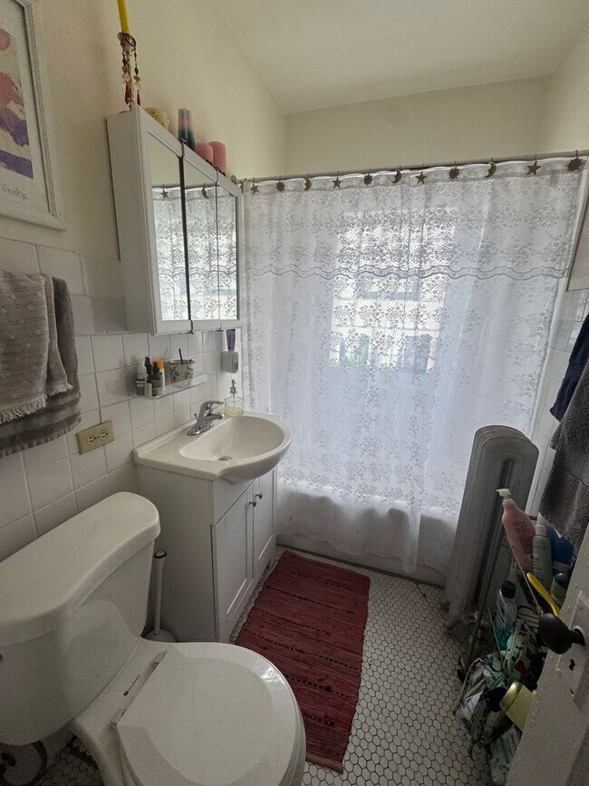Building Photo - Lovely and Very Large Ravenswood Manor 1 BR