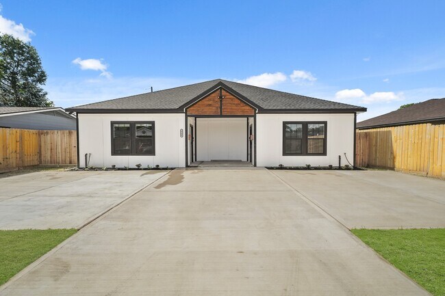 Building Photo - 6206 Lyndhurst Dr