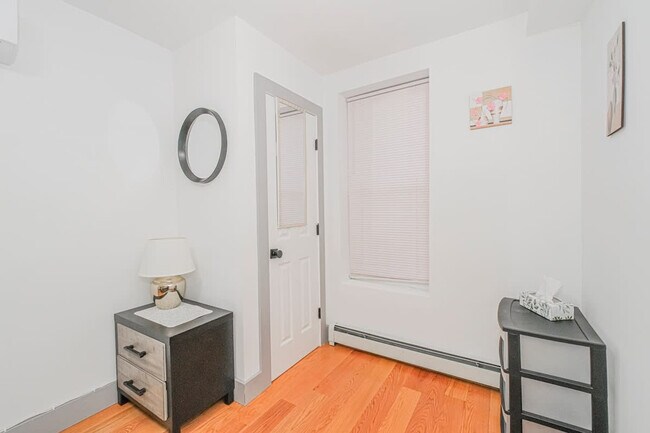 Building Photo - 479 Putnam Ave