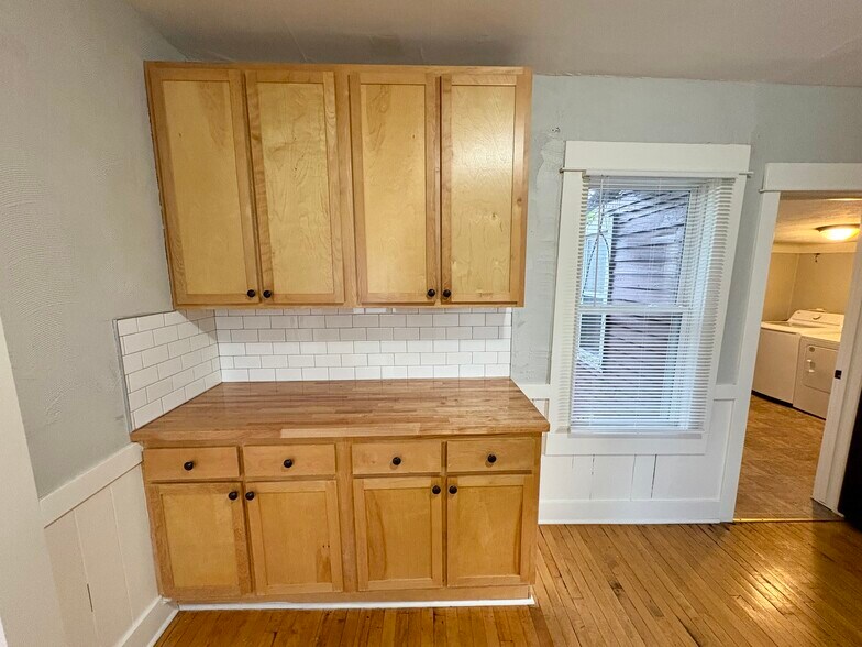 Building Photo - 704 Coit Ave NE