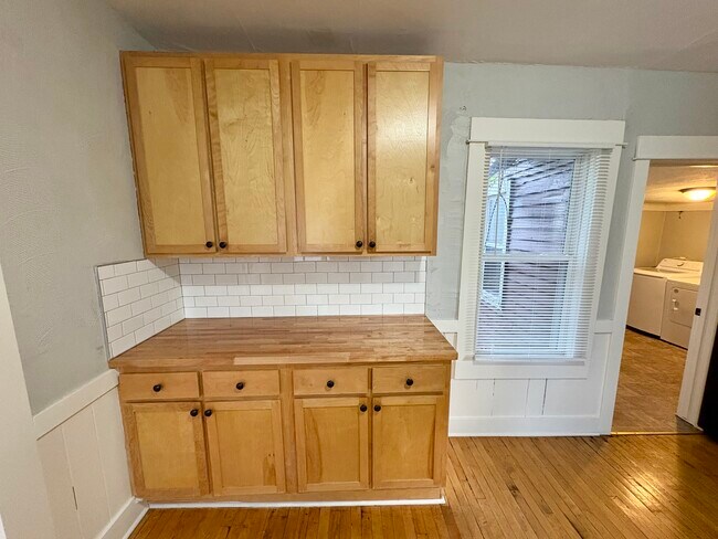 Building Photo - 704 Coit Ave NE