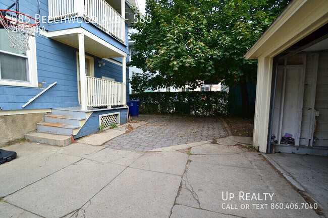 Building Photo - Spacious 2BR/1BA Apartment with Vaulted Ce...