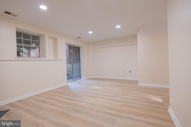Building Photo - 12866 Hyannis Ln
