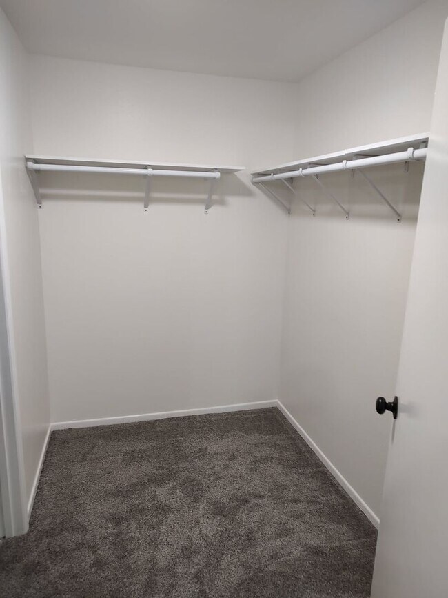 Building Photo - Available Sept. 1st.~ 3 bedroom and 1 bath...