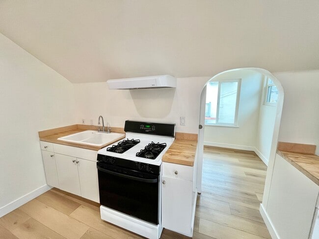 Building Photo - Upstairs 2 Bedroom Apartment with Arched D...