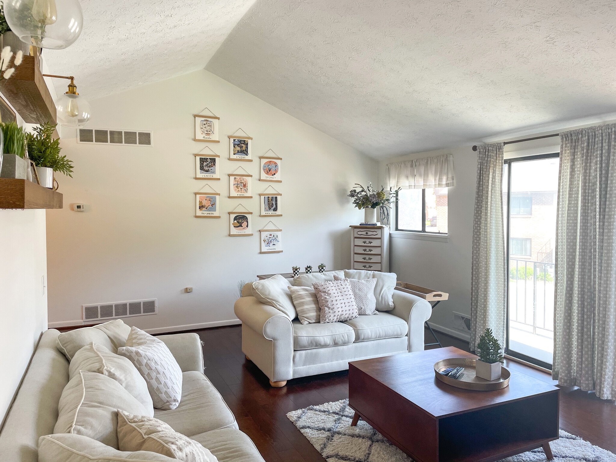 Living room with cathedral ceilings that leads out to a balcony. - 29 Great Wood Ct