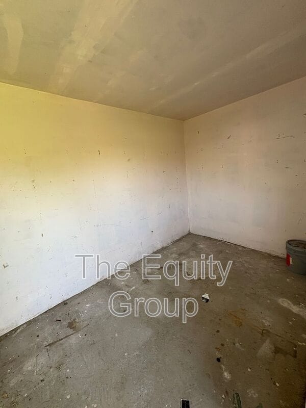 Building Photo - 3645 E Vista Dr