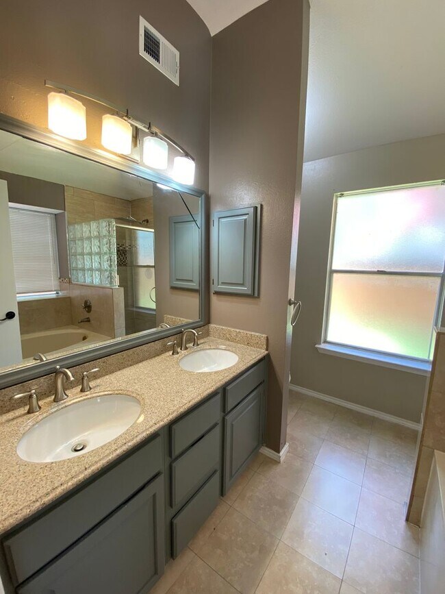 Building Photo - 3 Bedroom 2 Bath~ Updated Kitchen!