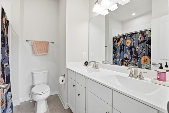 Building Photo - 4915 Crest View Dr