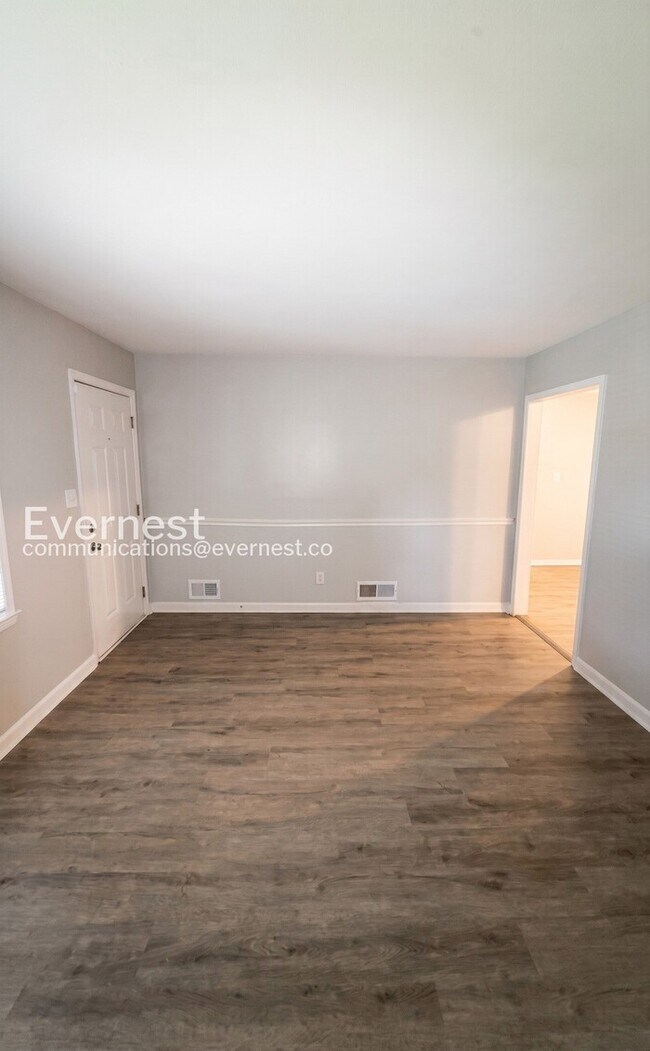 Building Photo - 3-Bed/1.5-Bath Modern Upgrades/ Pet Friendly/Available Now!