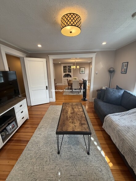 Building Photo - 538 Main St