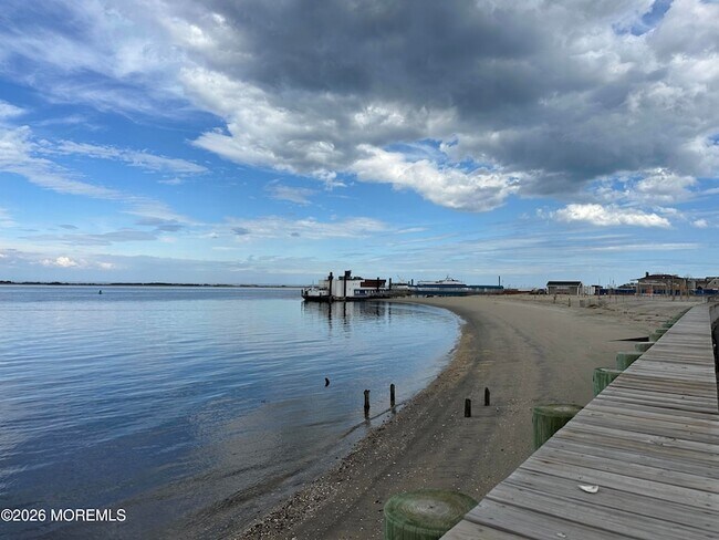 Building Photo - 330 Shore Dr