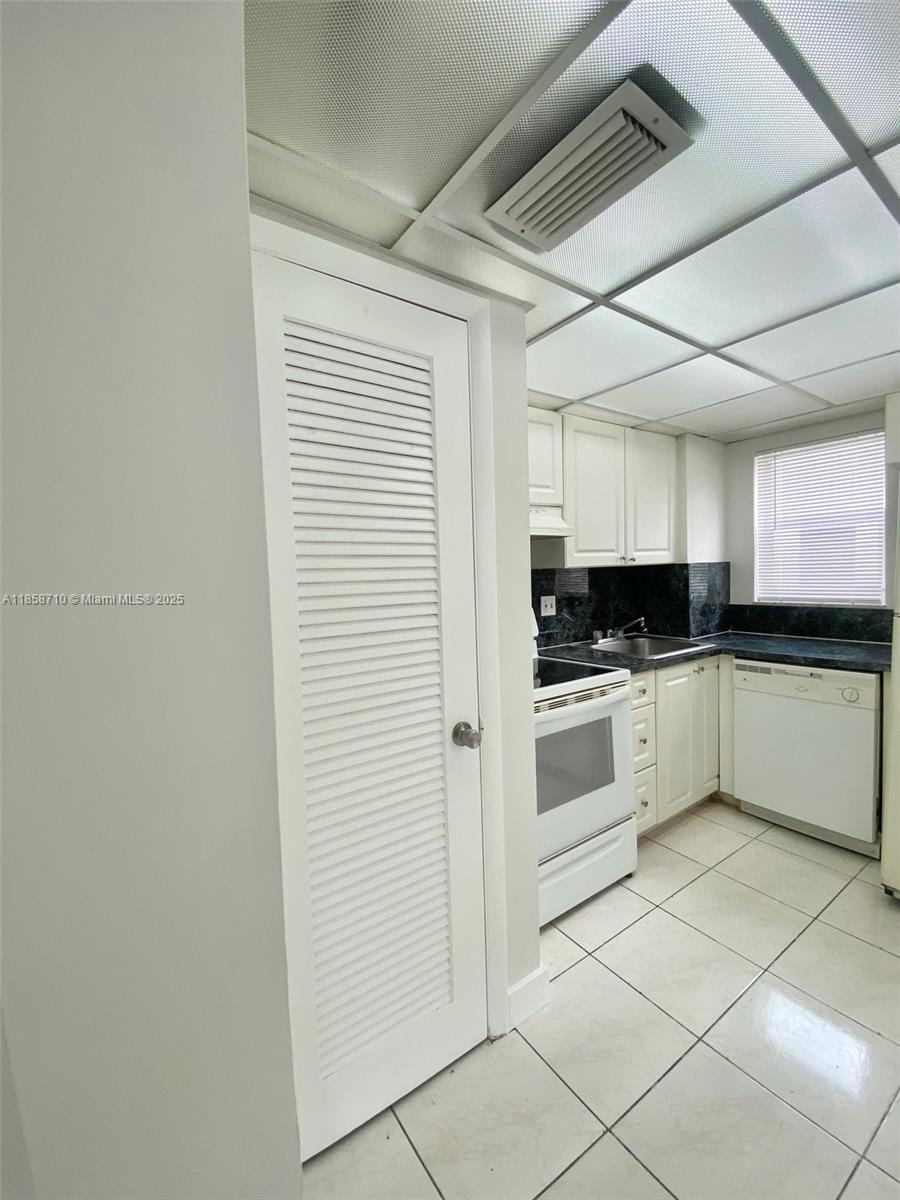Building Photo - 3200 Coral Springs Dr
