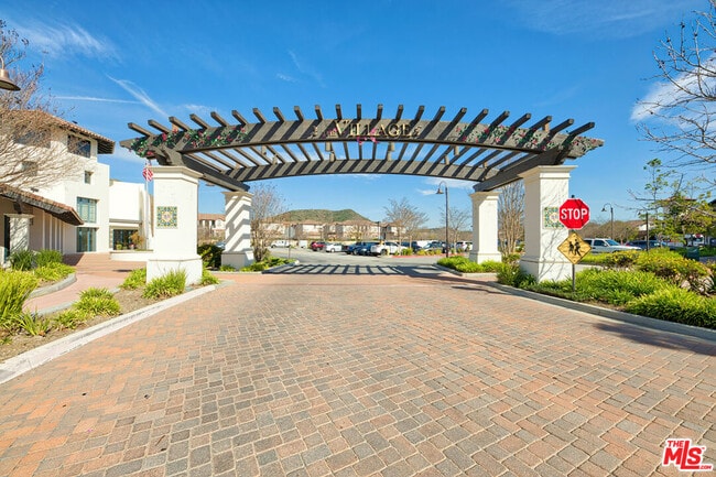 Building Photo - 4566 Via Del Rancho