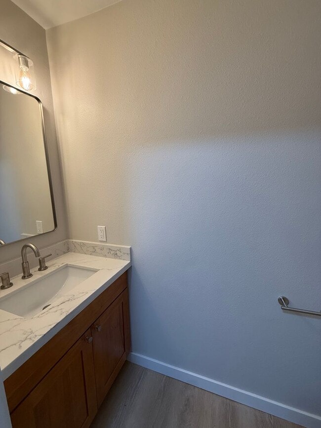 Building Photo - Fully Remodeled Silver Firs Townhome for R...