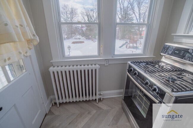 Building Photo - 3043 Pinewood Ave