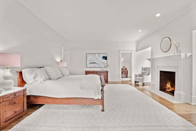 Building Photo - 7 Mayflower Ln