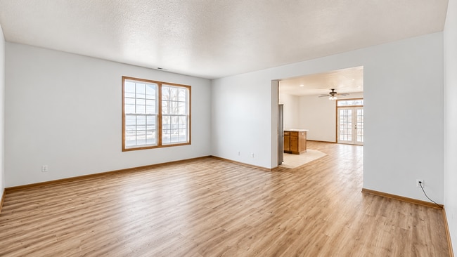 Building Photo - Pet friendly 3 bedroom home availanle June 1st!