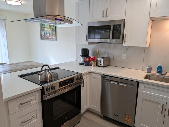 Building Photo - 425 Manhattan Dr