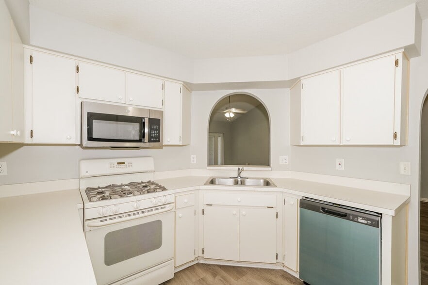 Building Photo - 28434 Meadowrush Way