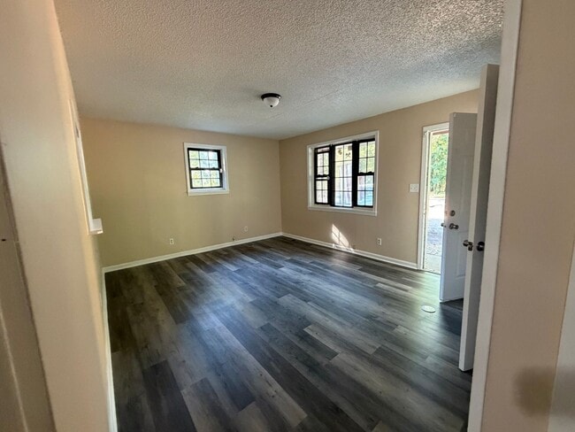 Building Photo - 3 Bedroom Brick Home