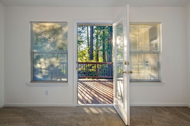 Building Photo - Spacious 3 Bedroom 2 Bathroom Home in Conv...