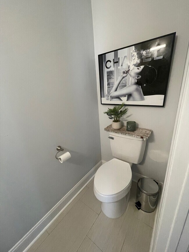 Building Photo - Beautifully Furnished 4-Bedroom Home with ...