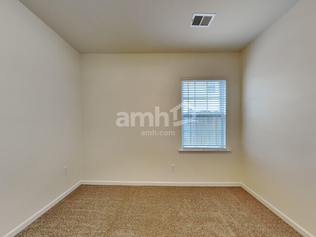 Building Photo - 553 Friar Park Ln