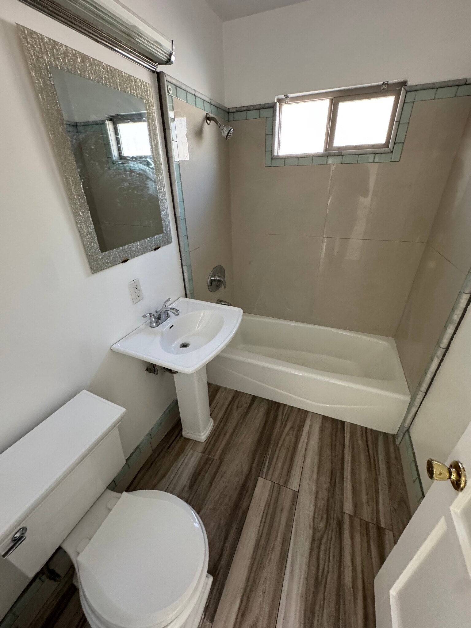 Building Photo - 5808 Edgemar Ave