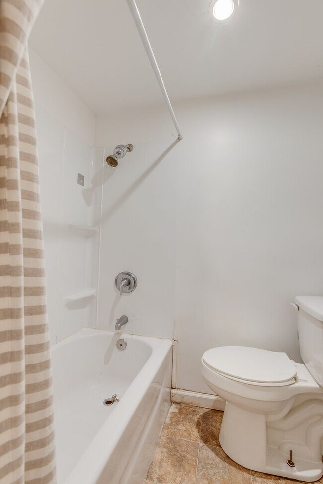 Building Photo - AVAILABLE AUGUST 2026 - 2 Bedroom Home w/ Original Layout!