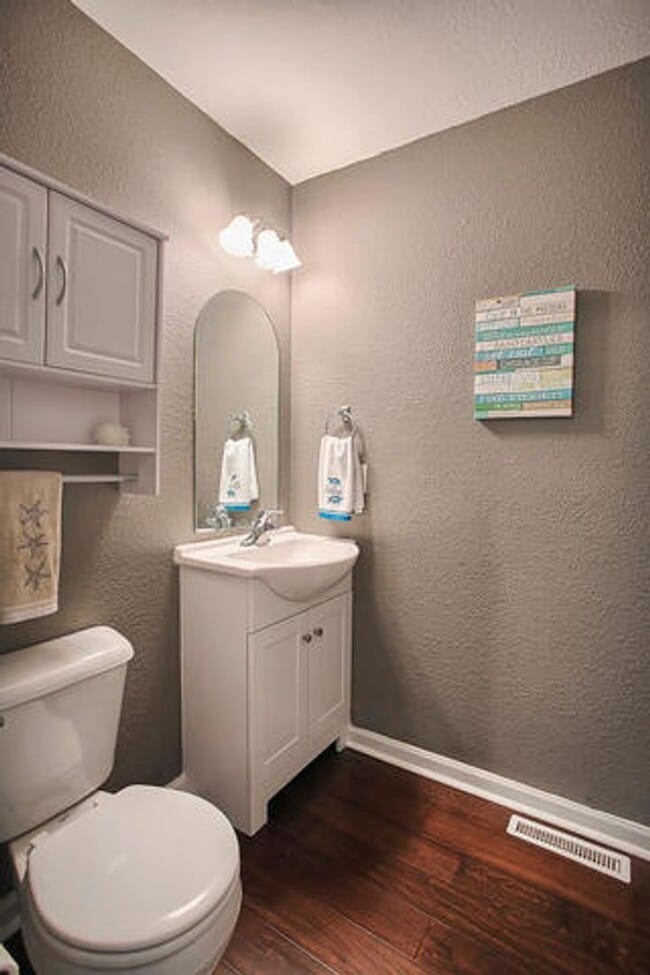 Building Photo - 3 Bedroom 3.5 Bath Townhome - Available Au...