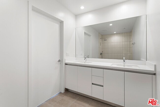 Building Photo - 11727 Kiowa Ave