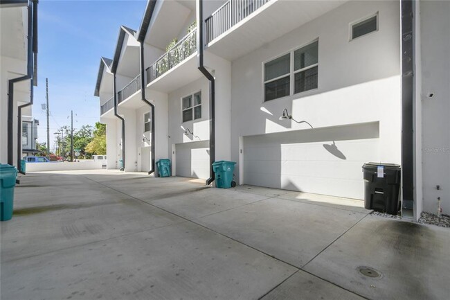 Building Photo - 1602 Park Lake St