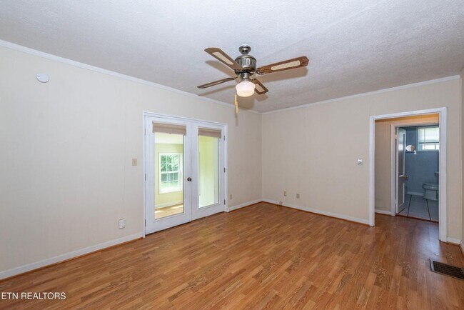 Building Photo - Maryville 37804 - 2 bedroom, 1 bath home w...