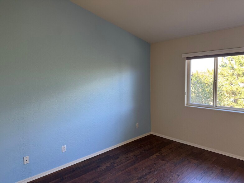 Master Bedroom with vaulted ceilings - 1611 Addington Dr