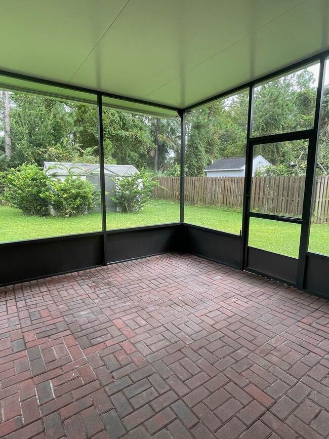 Building Photo - Exquisite 4+Den/3/2 with Huge screened in ...