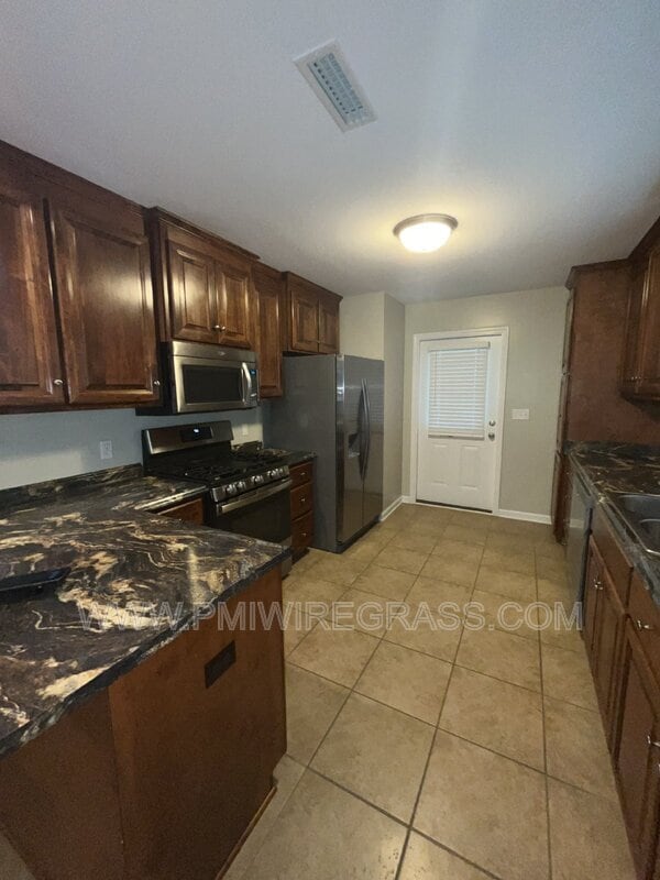Building Photo - 214 Winterberry Way
