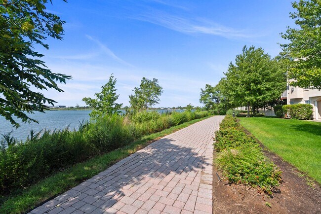 Building Photo - 209 Blue Heron Dr