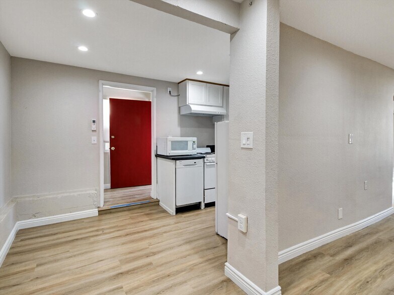 Building Photo - 985 1/2 Dexter St