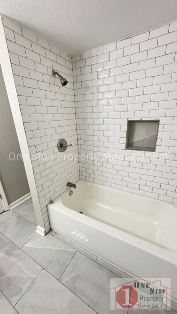 Building Photo - Beautiful 5 Bedroom 2 Bathroom Home in Kan...