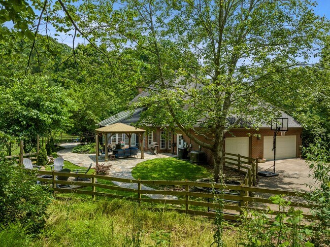 Building Photo - Spacious 6-Bedroom Furnished Home Near Asheville – Privacy, Comfort & Convenience!