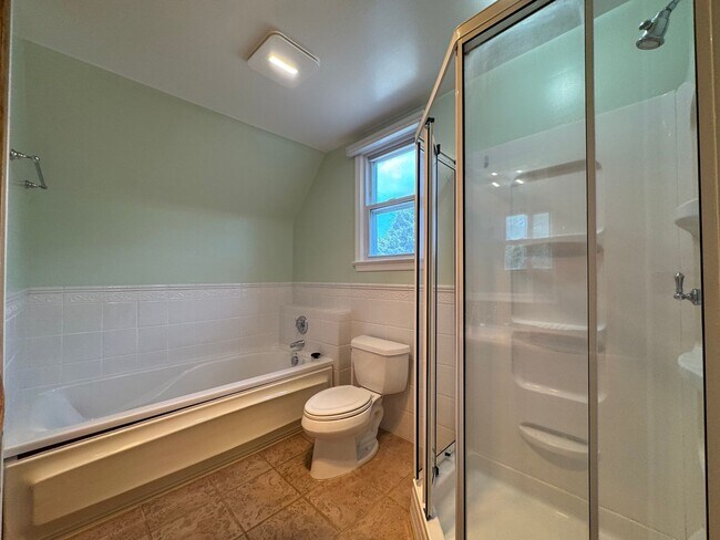 Building Photo - Spacious And Elegant 4 Bed 3 Bath Home Wit...