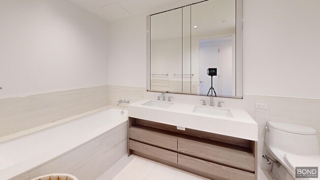 Building Photo - 635 W 59th St