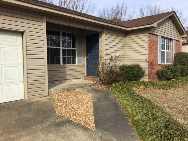 Building Photo - "Charming 2-Bed Home with Gleaming Hardwood Floors in Prime Jonesboro Location!"