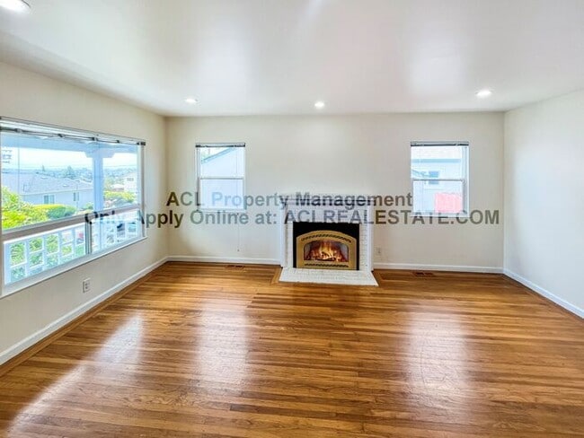 Building Photo - Charming 3-Bedroom Home with Lush Backyard...
