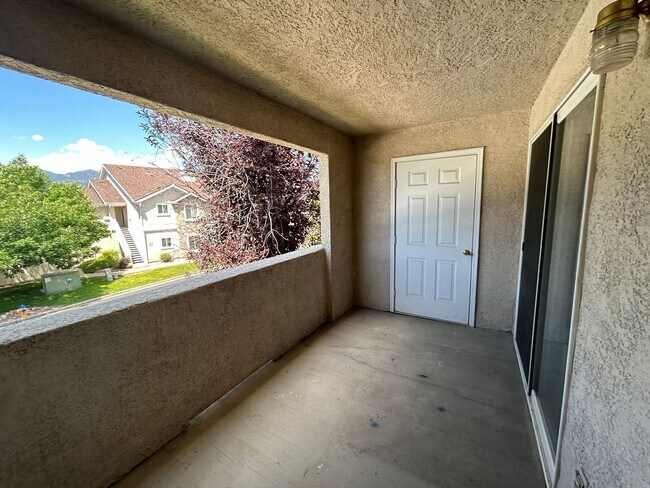 Building Photo - Spacious 2 bedroom and 2 bath.