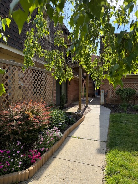 Building Photo - 703 Meadow Woods Ln