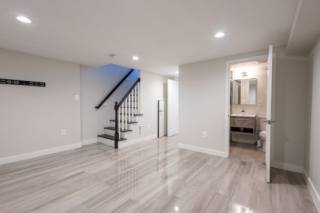 Building Photo - Beautiful 3 BR/3 BA Townhome in Brentwood!