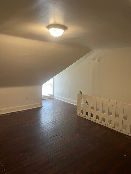Building Photo - 748 E Chestnut St