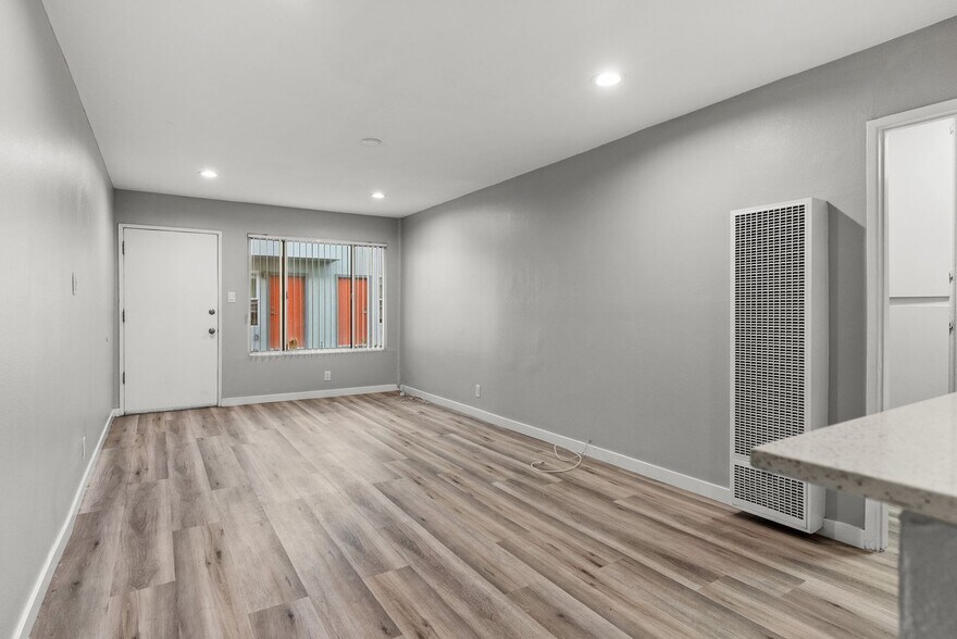 Building Photo - 10442 Lampson Ave